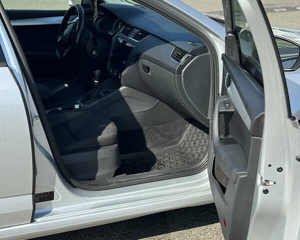 Серый Шкода Октавия, объемом двигателя 1.8 л и пробегом 136 тыс. км за 16000 $, фото 16 на Automoto.ua