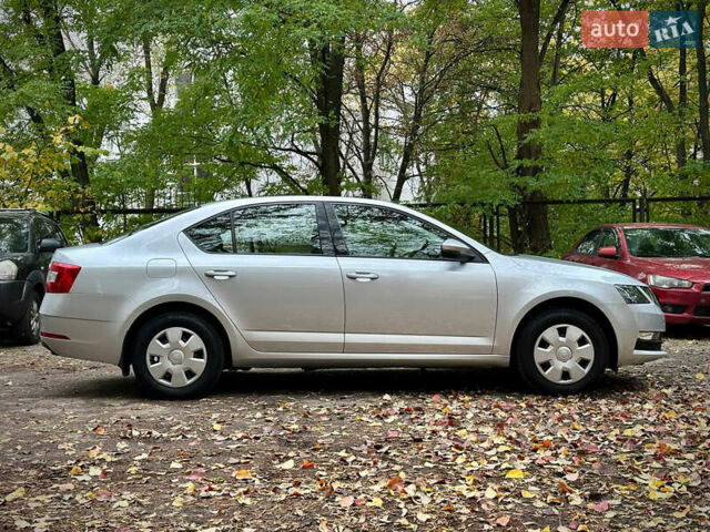 Серый Шкода Октавия, объемом двигателя 1.6 л и пробегом 84 тыс. км за 15000 $, фото 3 на Automoto.ua