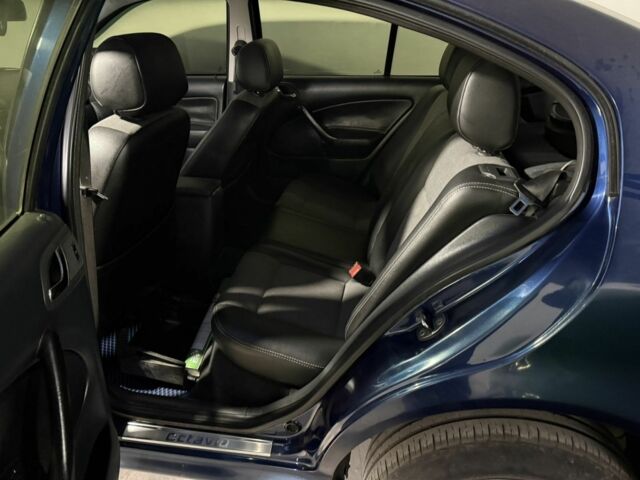 Синий Шкода Октавия, объемом двигателя 1.6 л и пробегом 308 тыс. км за 4300 $, фото 5 на Automoto.ua