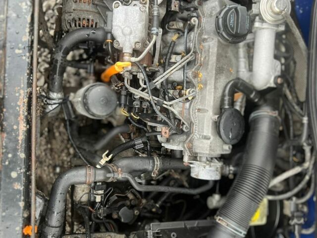 Синий Шкода Октавия, объемом двигателя 2 л и пробегом 300 тыс. км за 1800 $, фото 3 на Automoto.ua