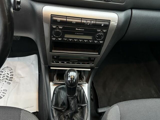 Синий Шкода Октавия, объемом двигателя 1.8 л и пробегом 264 тыс. км за 5000 $, фото 5 на Automoto.ua