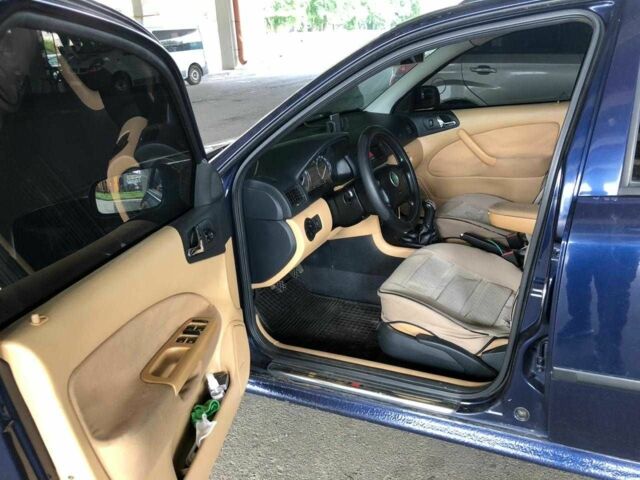 Синий Шкода Октавия, объемом двигателя 2 л и пробегом 250 тыс. км за 3500 $, фото 2 на Automoto.ua