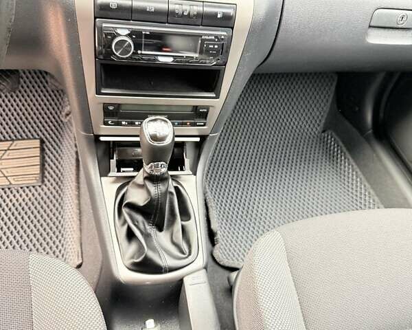 Синий Шкода Октавия, объемом двигателя 1.6 л и пробегом 267 тыс. км за 4900 $, фото 13 на Automoto.ua