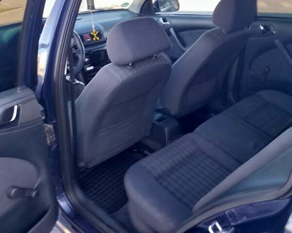 Синий Шкода Октавия, объемом двигателя 1.6 л и пробегом 320 тыс. км за 4200 $, фото 4 на Automoto.ua