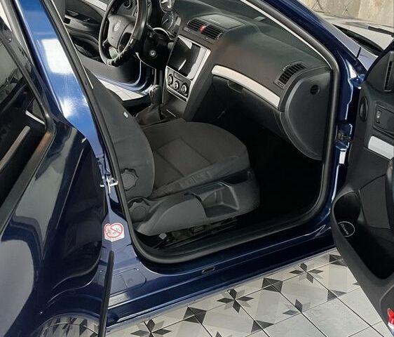 Синий Шкода Октавия, объемом двигателя 1.6 л и пробегом 275 тыс. км за 5300 $, фото 7 на Automoto.ua