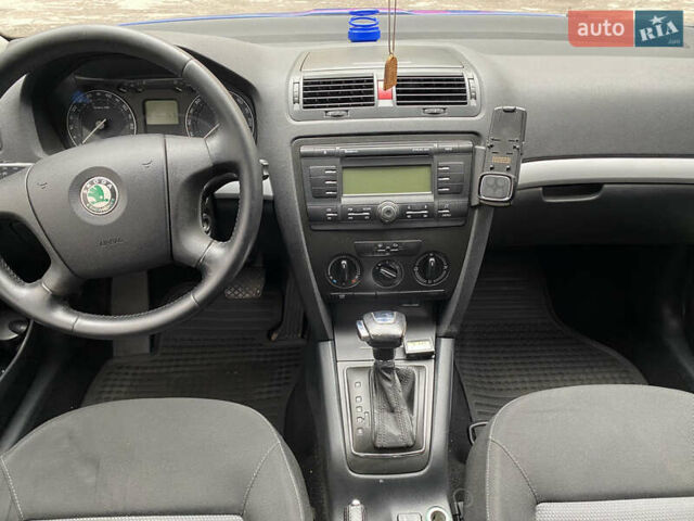 Синий Шкода Октавия, объемом двигателя 1.6 л и пробегом 260 тыс. км за 6300 $, фото 5 на Automoto.ua