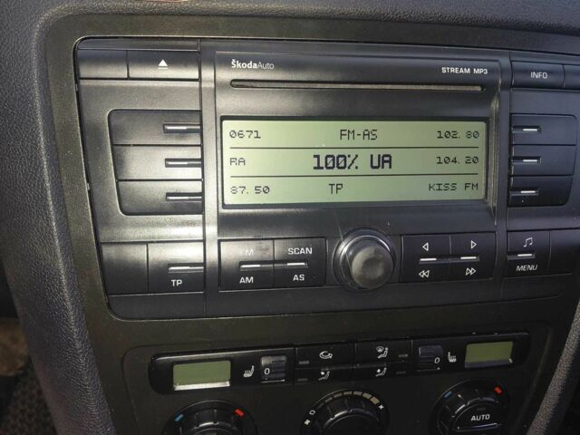 Синий Шкода Октавия, объемом двигателя 2 л и пробегом 319 тыс. км за 3600 $, фото 8 на Automoto.ua