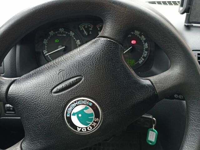 Синий Шкода Октавия, объемом двигателя 1.6 л и пробегом 220 тыс. км за 2500 $, фото 3 на Automoto.ua