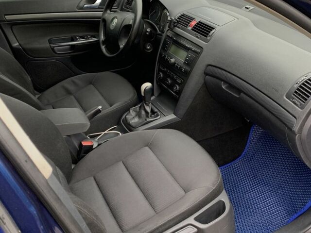 Синий Шкода Октавия, объемом двигателя 1.6 л и пробегом 280 тыс. км за 4500 $, фото 5 на Automoto.ua