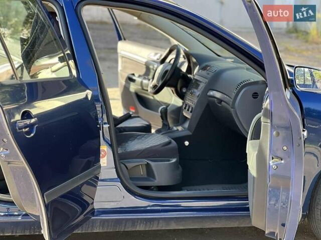 Синий Шкода Октавия, объемом двигателя 1.6 л и пробегом 254 тыс. км за 5800 $, фото 1 на Automoto.ua