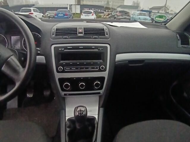 Синий Шкода Октавия, объемом двигателя 1.6 л и пробегом 202 тыс. км за 8100 $, фото 4 на Automoto.ua