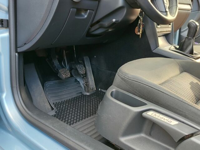 Синій Шкода Октавія, об'ємом двигуна 1.8 л та пробігом 218 тис. км за 7600 $, фото 7 на Automoto.ua