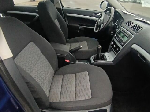 Синий Шкода Октавия, объемом двигателя 1.6 л и пробегом 202 тыс. км за 8100 $, фото 3 на Automoto.ua