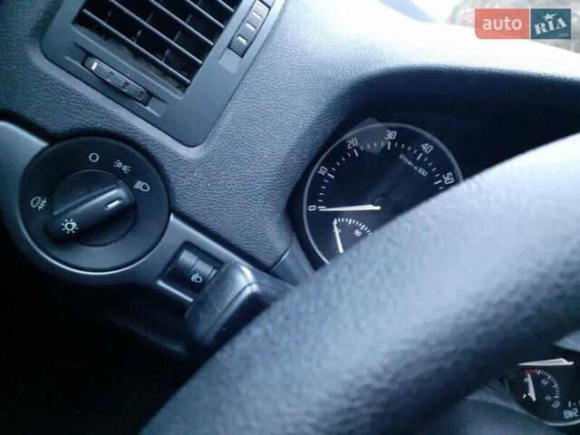 Синий Шкода Октавия, объемом двигателя 1.6 л и пробегом 176 тыс. км за 6800 $, фото 6 на Automoto.ua