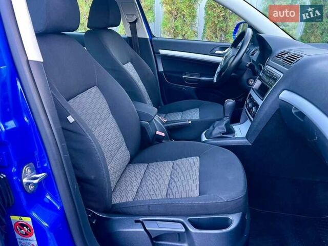 Синий Шкода Октавия, объемом двигателя 1.6 л и пробегом 233 тыс. км за 7800 $, фото 125 на Automoto.ua