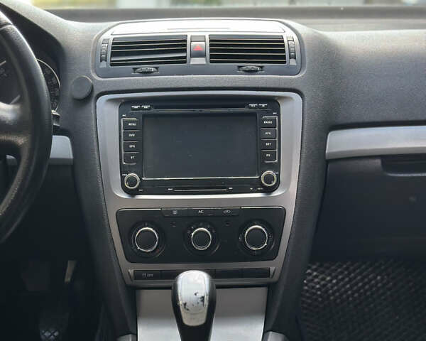 Шкода Октавия 2011 в Ужгороде на Automoto.ua Синий Шкода Октавия, объемом двигателя 1.6 л и пробегом 350 тыс. км за 6200 $, фото 14 на Automoto.ua