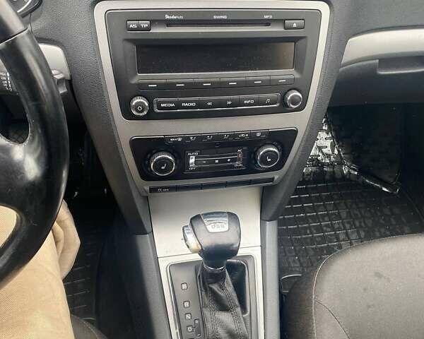 Шкода Октавія 2011 у Хмельницькому на Automoto.ua Синій Шкода Октавія, об'ємом двигуна 1.6 л та пробігом 218 тис. км за 8300 $, фото 8 на Automoto.ua