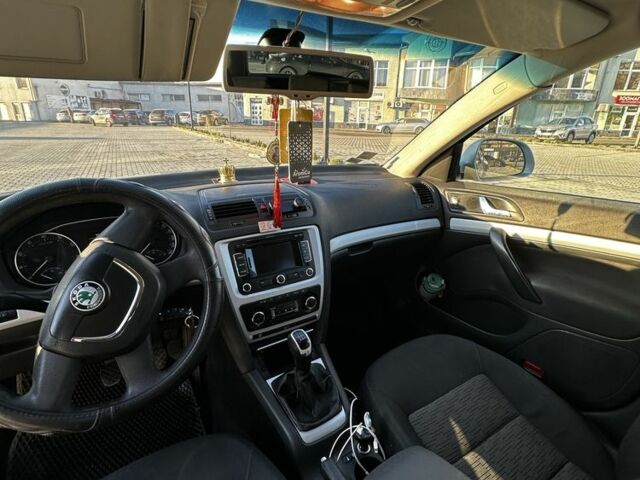 Синий Шкода Октавия, объемом двигателя 1.2 л и пробегом 225 тыс. км за 6300 $, фото 4 на Automoto.ua