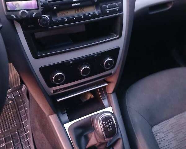 Синий Шкода Октавия, объемом двигателя 1.6 л и пробегом 270 тыс. км за 7300 $, фото 5 на Automoto.ua