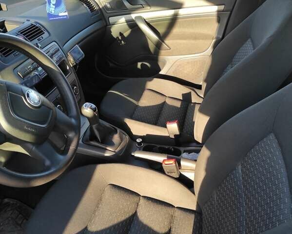 Синий Шкода Октавия, объемом двигателя 1.6 л и пробегом 280 тыс. км за 8200 $, фото 6 на Automoto.ua