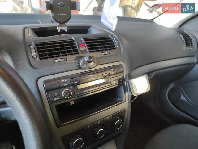 Синий Шкода Октавия, объемом двигателя 1.6 л и пробегом 280 тыс. км за 8200 $, фото 4 на Automoto.ua