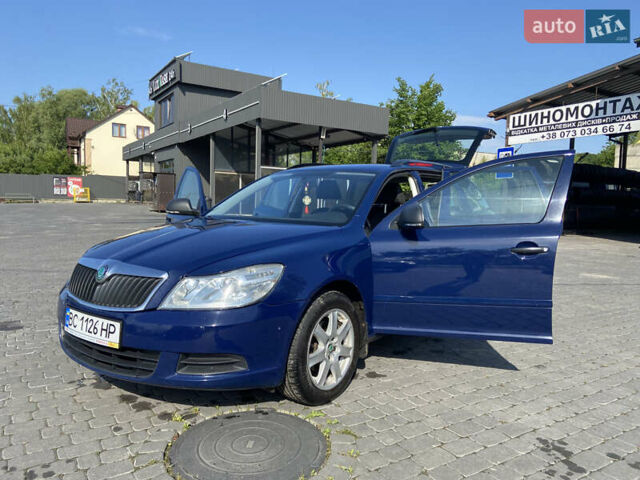 Синий Шкода Октавия, объемом двигателя 1.6 л и пробегом 208 тыс. км за 8250 $, фото 1 на Automoto.ua