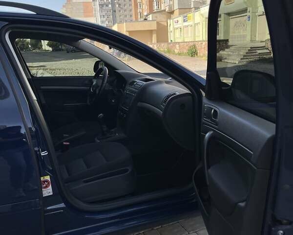 Синий Шкода Октавия, объемом двигателя 1.6 л и пробегом 231 тыс. км за 7800 $, фото 2 на Automoto.ua