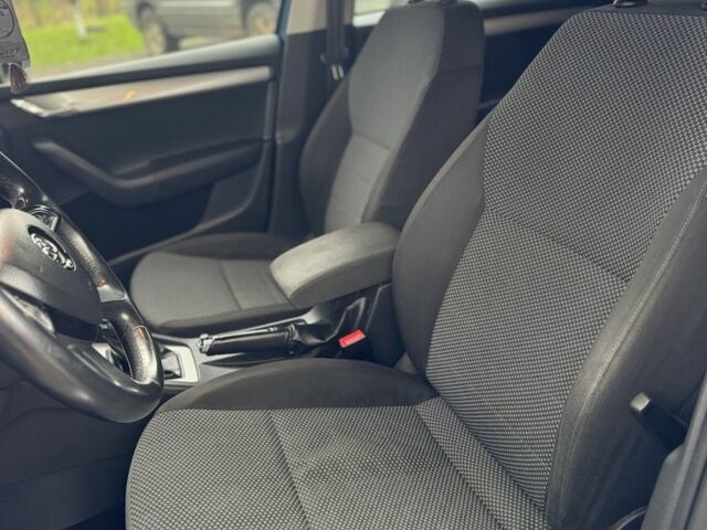 Синий Шкода Октавия, объемом двигателя 1.6 л и пробегом 320 тыс. км за 8900 $, фото 9 на Automoto.ua