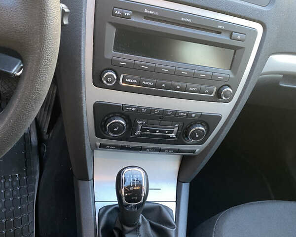 Шкода Октавия 2013 в Костополе на Automoto.ua Синий Шкода Октавия, объемом двигателя 1.6 л и пробегом 187 тыс. км за 9900 $, фото 13 на Automoto.ua