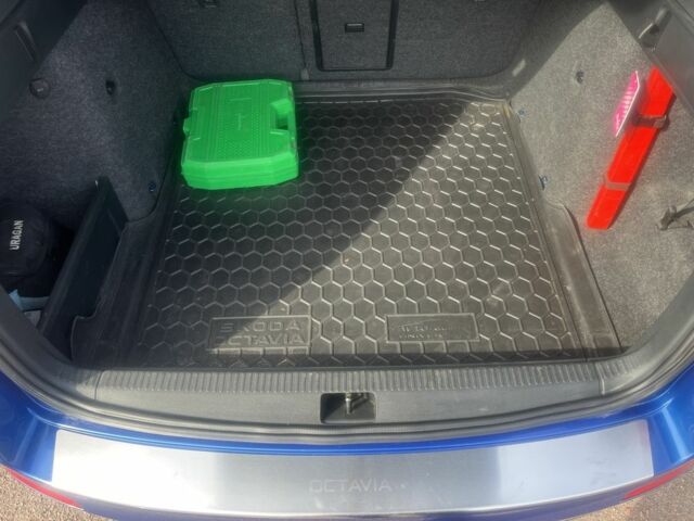 Синий Шкода Октавия, объемом двигателя 1.6 л и пробегом 302 тыс. км за 10500 $, фото 4 на Automoto.ua