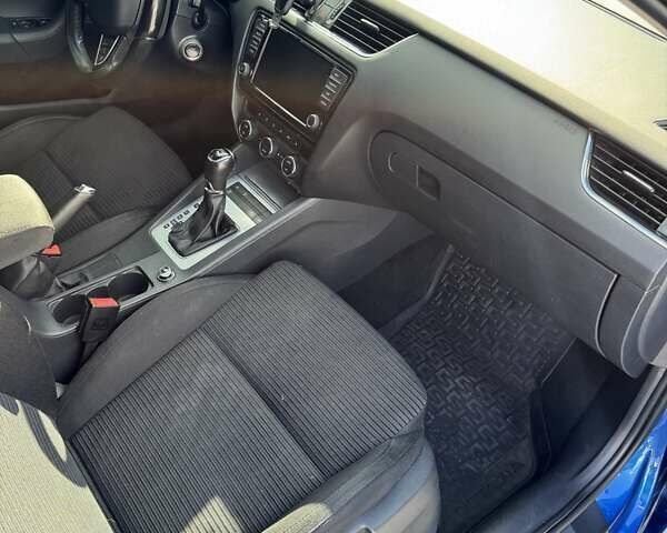 Синий Шкода Октавия, объемом двигателя 1.6 л и пробегом 268 тыс. км за 12000 $, фото 9 на Automoto.ua