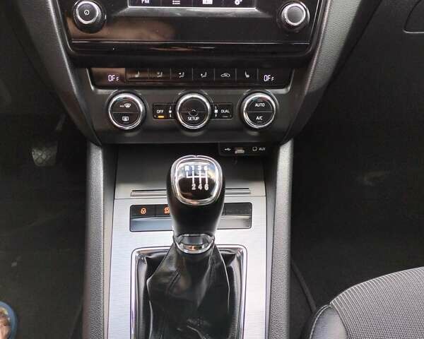 Синій Шкода Октавія, об'ємом двигуна 2 л та пробігом 313 тис. км за 10999 $, фото 45 на Automoto.ua