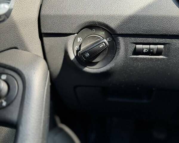 Синий Шкода Октавия, объемом двигателя 1.6 л и пробегом 220 тыс. км за 9500 $, фото 12 на Automoto.ua