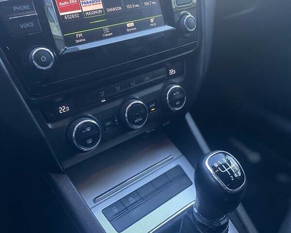 Синій Шкода Октавія, об'ємом двигуна 1.6 л та пробігом 251 тис. км за 10400 $, фото 9 на Automoto.ua