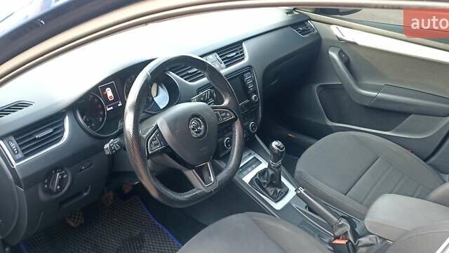 Синий Шкода Октавия, объемом двигателя 1.6 л и пробегом 299 тыс. км за 11300 $, фото 5 на Automoto.ua