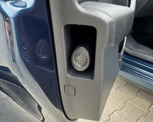 Синий Шкода Октавия, объемом двигателя 1.97 л и пробегом 225 тыс. км за 20000 $, фото 12 на Automoto.ua