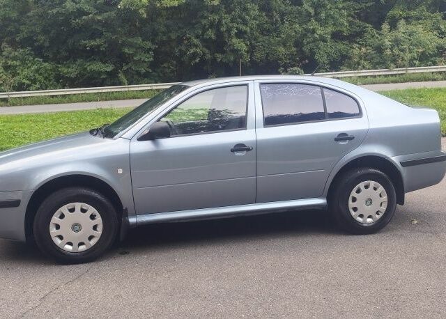 Синий Шкода Октавия, объемом двигателя 1.6 л и пробегом 215 тыс. км за 3550 $, фото 1 на Automoto.ua