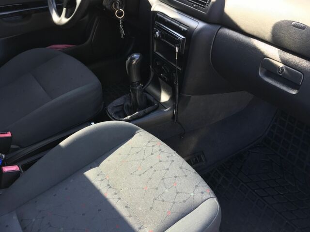 Синий Шкода Октавия, объемом двигателя 1.6 л и пробегом 218 тыс. км за 4800 $, фото 5 на Automoto.ua