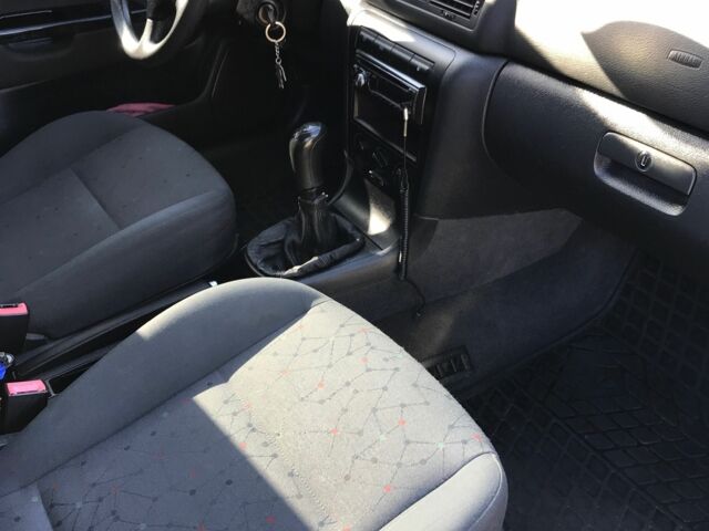 Синий Шкода Октавия, объемом двигателя 1.6 л и пробегом 218 тыс. км за 4800 $, фото 3 на Automoto.ua