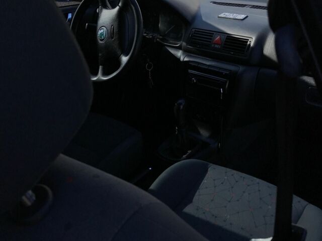 Синий Шкода Октавия, объемом двигателя 1.6 л и пробегом 218 тыс. км за 4800 $, фото 4 на Automoto.ua