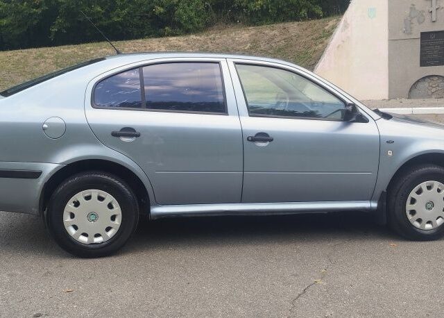 Синий Шкода Октавия, объемом двигателя 1.6 л и пробегом 215 тыс. км за 3550 $, фото 2 на Automoto.ua