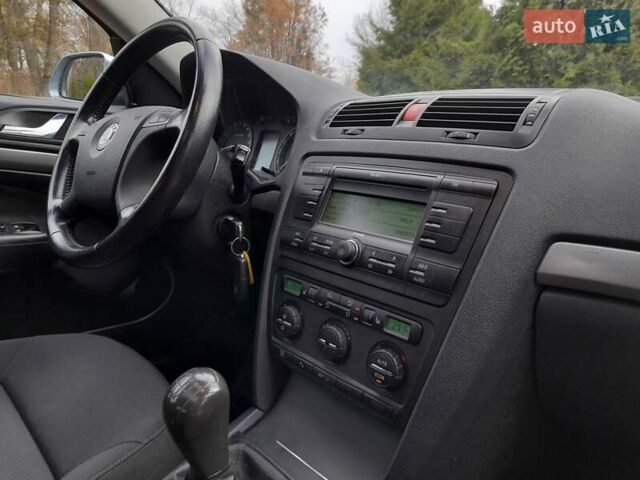 Синий Шкода Октавия, объемом двигателя 1.6 л и пробегом 211 тыс. км за 5400 $, фото 1 на Automoto.ua