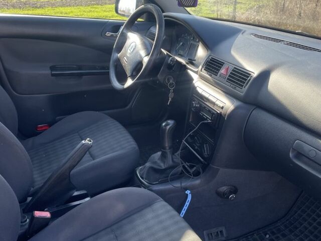 Синий Шкода Октавия, объемом двигателя 1.6 л и пробегом 220 тыс. км за 2200 $, фото 4 на Automoto.ua