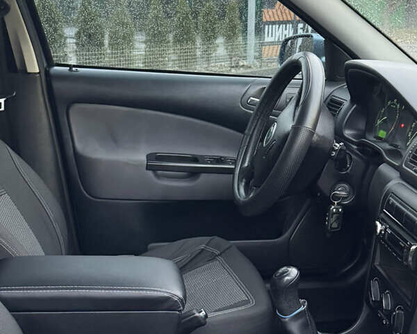 Синій Шкода Октавія, об'ємом двигуна 1.6 л та пробігом 280 тис. км за 4999 $, фото 13 на Automoto.ua