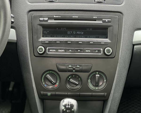 Синий Шкода Октавия, объемом двигателя 1.6 л и пробегом 210 тыс. км за 5500 $, фото 13 на Automoto.ua