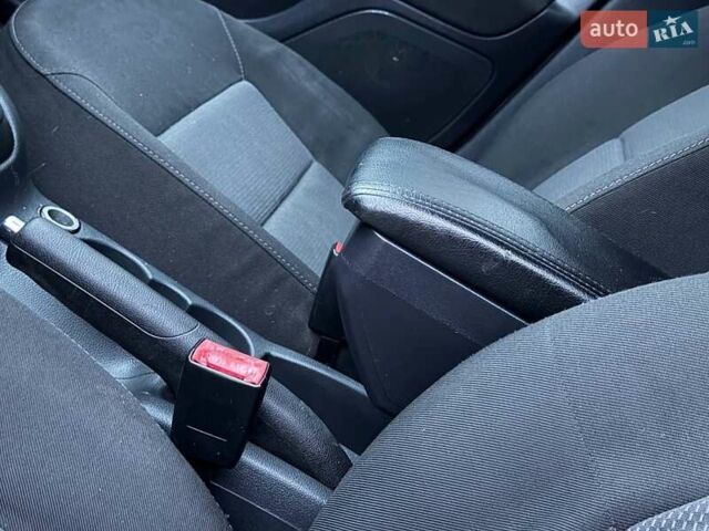 Синий Шкода Октавия, объемом двигателя 1.6 л и пробегом 180 тыс. км за 5850 $, фото 46 на Automoto.ua