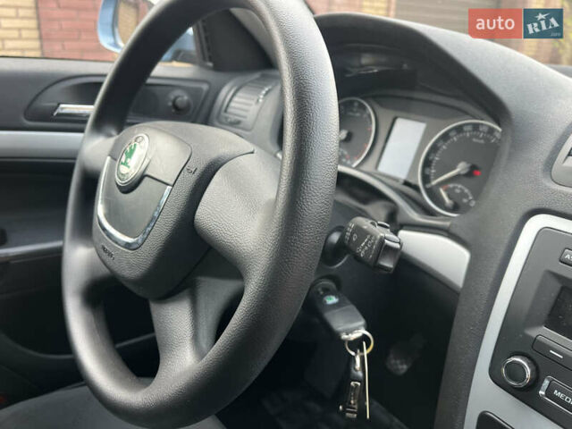 Синий Шкода Октавия, объемом двигателя 1.6 л и пробегом 207 тыс. км за 8450 $, фото 61 на Automoto.ua