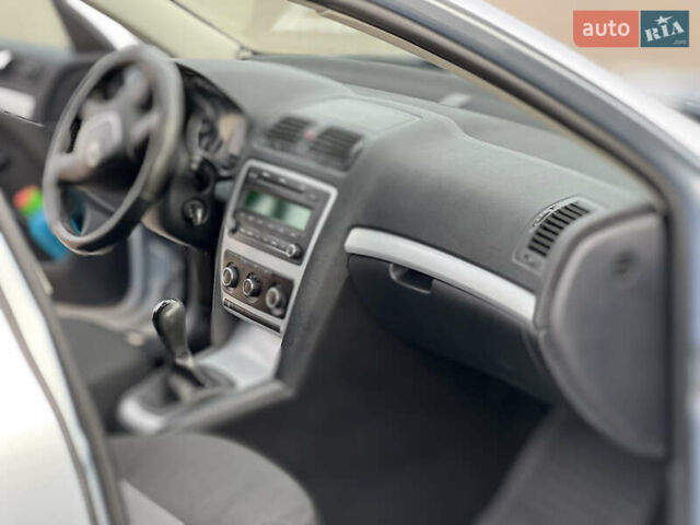 Синий Шкода Октавия, объемом двигателя 1.6 л и пробегом 248 тыс. км за 7999 $, фото 19 на Automoto.ua