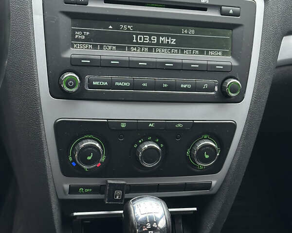 Синій Шкода Октавія, об'ємом двигуна 1.6 л та пробігом 254 тис. км за 7200 $, фото 13 на Automoto.ua