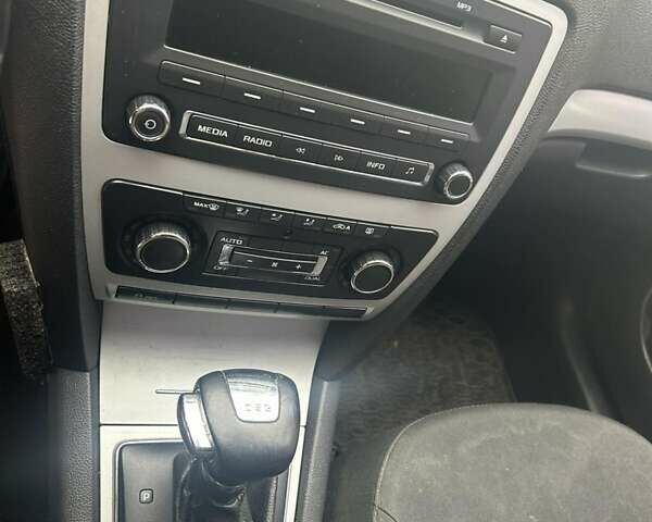 Синий Шкода Октавия, объемом двигателя 1.6 л и пробегом 317 тыс. км за 7000 $, фото 5 на Automoto.ua